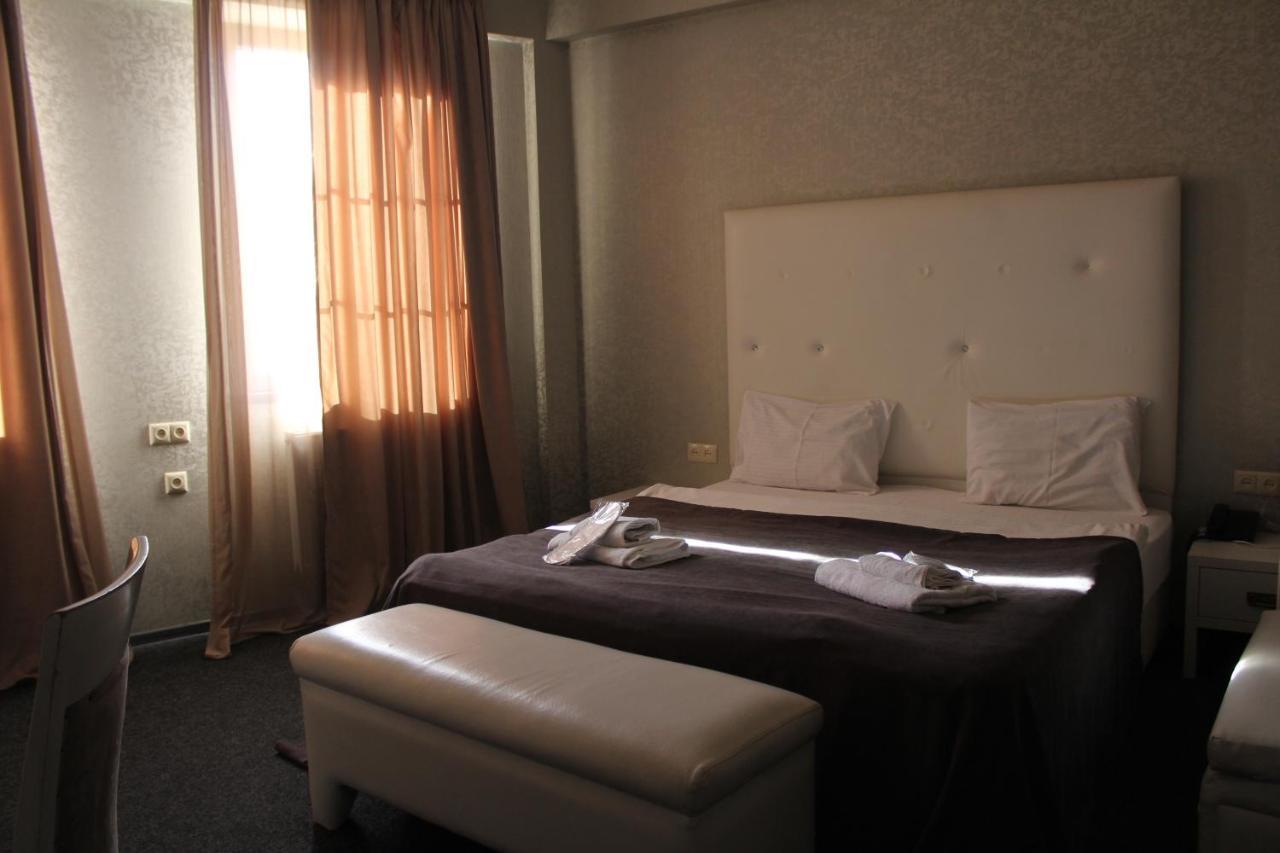 Hotel Plaza Tbilisi Buitenkant foto