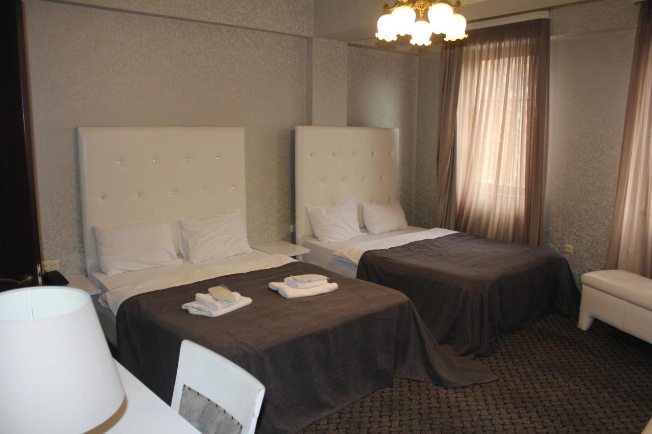 Hotel Plaza Tbilisi Buitenkant foto